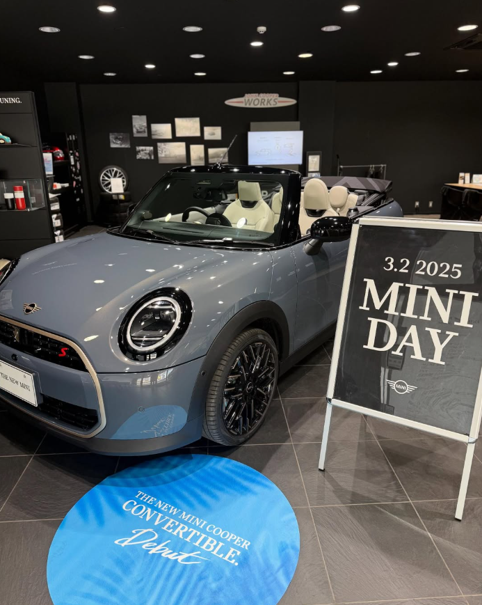 GlanzMini's tweet photo. 【MINI柏】
THE NEW MINI COOPER
CONVERTIBLE. DEBUT🪸

ボディーカラーは
新色のコッパー・グレーというカラーです🎨

ご試乗も可能ですので是非ご来店ください🚗

#mini #minikashiwa #miniconvertible #f67 https://t.co/9m37YHVydz