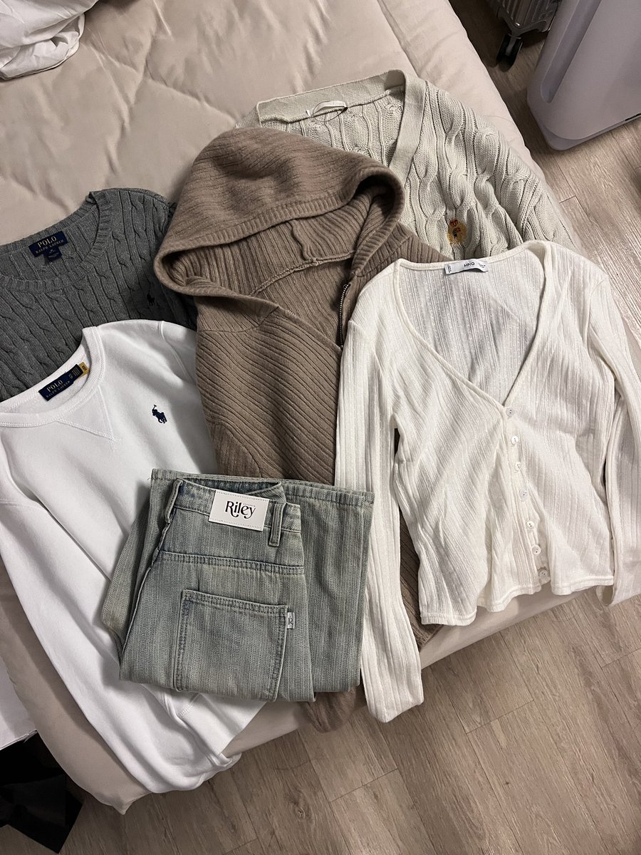 balabingused's tweet photo. ˚◞♡ 𝗽𝗼𝗹𝗼 𝗰𝗼𝗺𝗺𝗲 𝗮𝗱𝗶𝗱𝗮𝘀 𝘂𝗻𝗶𝗾𝗹𝗼 𝗲𝘁𝗰.
มาโล้ะเสื้อผ้าที่หอค่าา มีมากกว่าในรูปเยอะะะ แบรนด์แท้ช็อปหมด ใครได้คือคุ้มมากกกก มีปล่อยกระเป๋า รองเท้าด้วย คนปักเดี๋ยวเค้ามาเรียกค้าบบ

꙳⋆ ปัก+รี ลด𝟱.- | วันนี้ (𝟮𝟮:𝟬𝟬) 🎀⭐️
#ส่งต่อเสื้อผ้า #เสื้อผ้ามือสอง https://t.co/aY6eSMk1dS