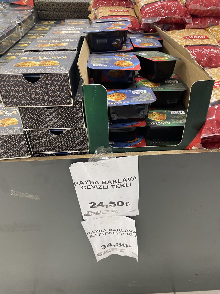 serhanhafta's tweet photo. Ekonomi uçuyor resmen adet baklava fiyatı https://t.co/6pNUWA8hjh