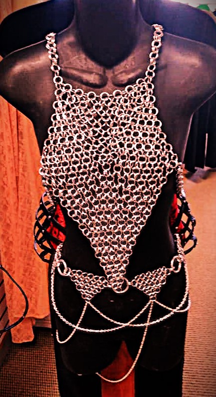 Dragons_Hoard's tweet photo. Trying to craft all I can in the next week and a half, before what I've made gets hauled off to my buddy's first Faire of the season! A piece I'm debating knocking out is this combo: a chainmail halter top, and waist chain. Pic taken at my old shop. #chainmailbikini https://t.co/lhPNEoKgfh