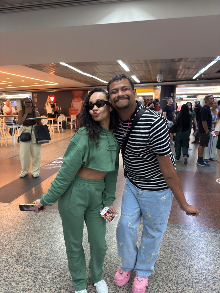 LeighAPinnockBR's tweet photo. 📸| Leigh-Anne atendendo fãs no aeroporto de Guarulhos em São Paulo #CarnaLeigh #LeighAnneNoBrasil https://t.co/XgRXumwvrF