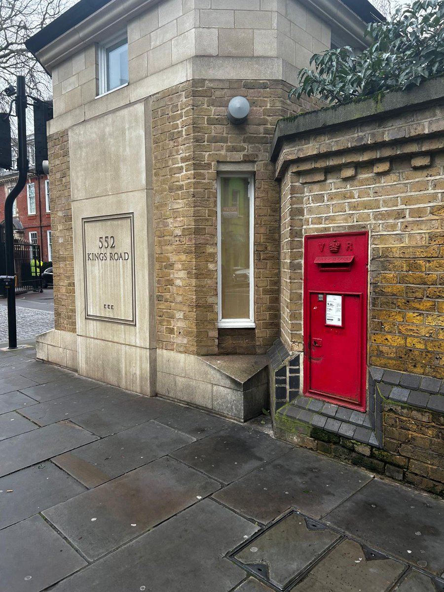 Over to the King's Road Chelsea for a walled VR edition for today's #PostboxSaturday <a href="/letterappsoc/">Handwritten Letter</a> #London #letters