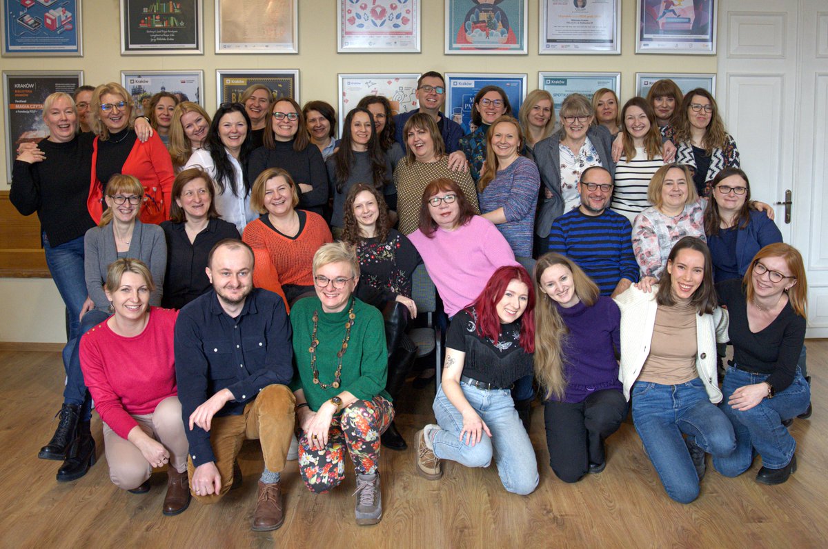 krakow_pl's tweet image. #Krakow #BibliotekaKrakow #biblioteka #ksiazki #MiedzynarodowyDzienPrzytulaniaBibliotekarza
Wiecie kto dzisiaj świętuje? Bibliotekarze! Z okazji  Międzynarodowego Dnia Przytulania Bibliotekarza! Pamiętajcie więc nie tylko dziś o ludziach, którzy wypożyczają wam książki, dbają o