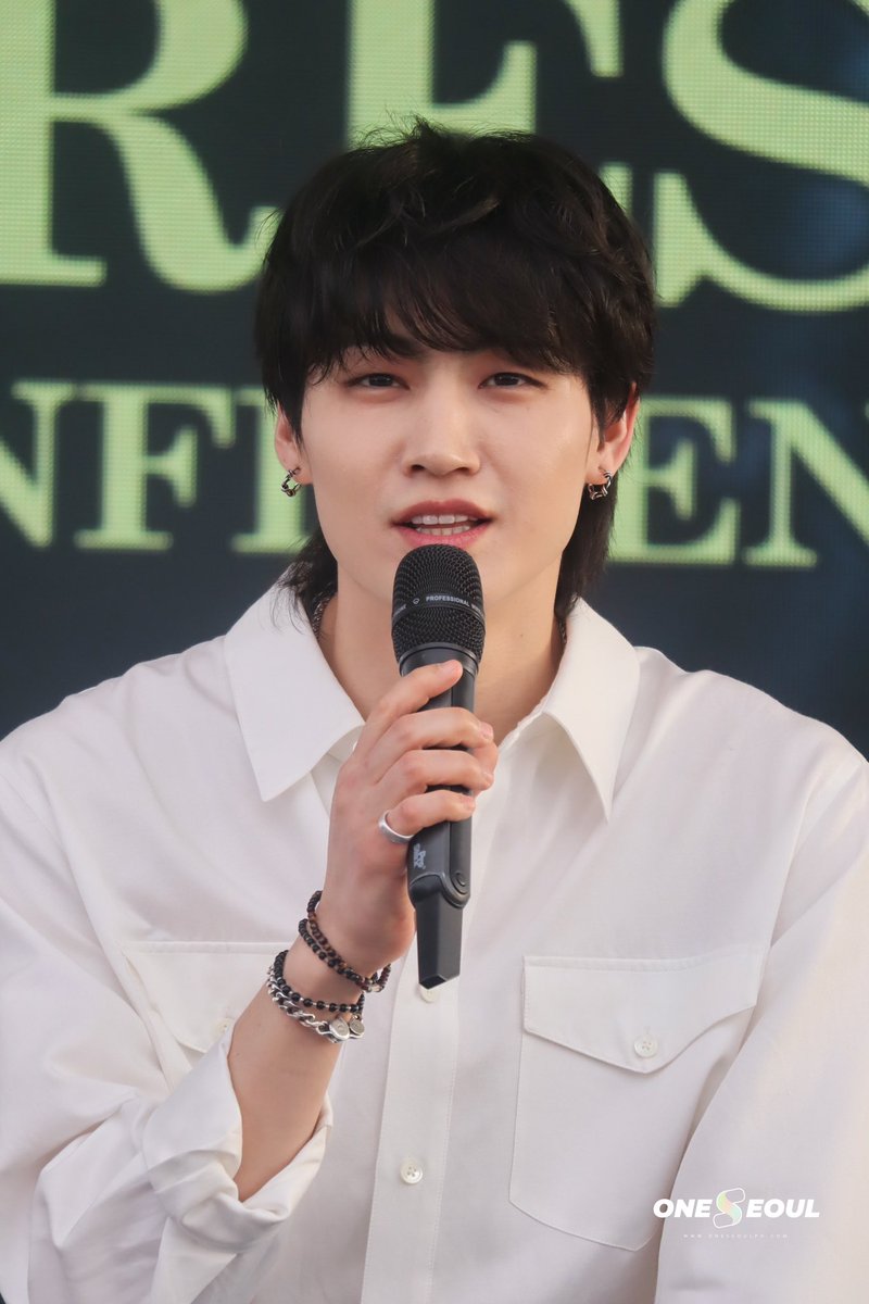 OneSeoulPH's tweet photo. JAY B looks absolutely stunning at his press conference in Manila! 

Presented by @wishusluckent
#JAYB #TAPERELOADINMANILA #JAYBinManila https://t.co/HV5c3SFTin