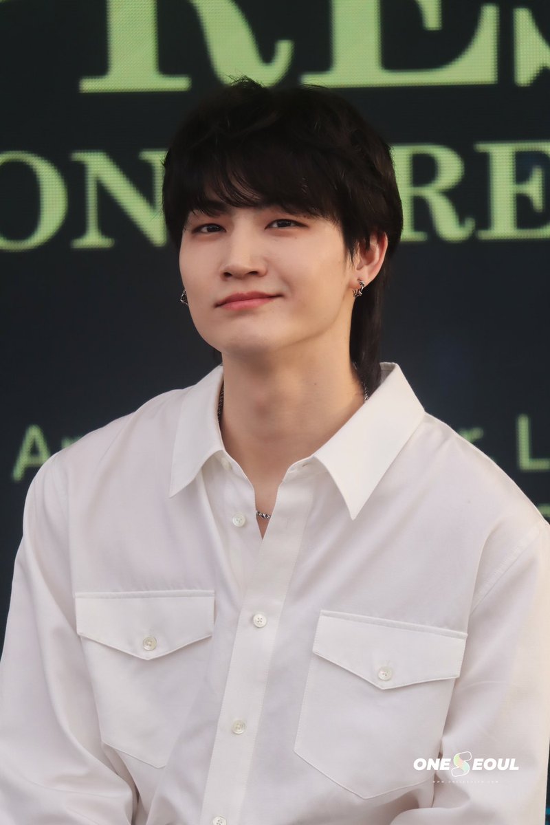 OneSeoulPH's tweet photo. JAY B looks absolutely stunning at his press conference in Manila! 

Presented by @wishusluckent
#JAYB #TAPERELOADINMANILA #JAYBinManila https://t.co/HV5c3SFTin