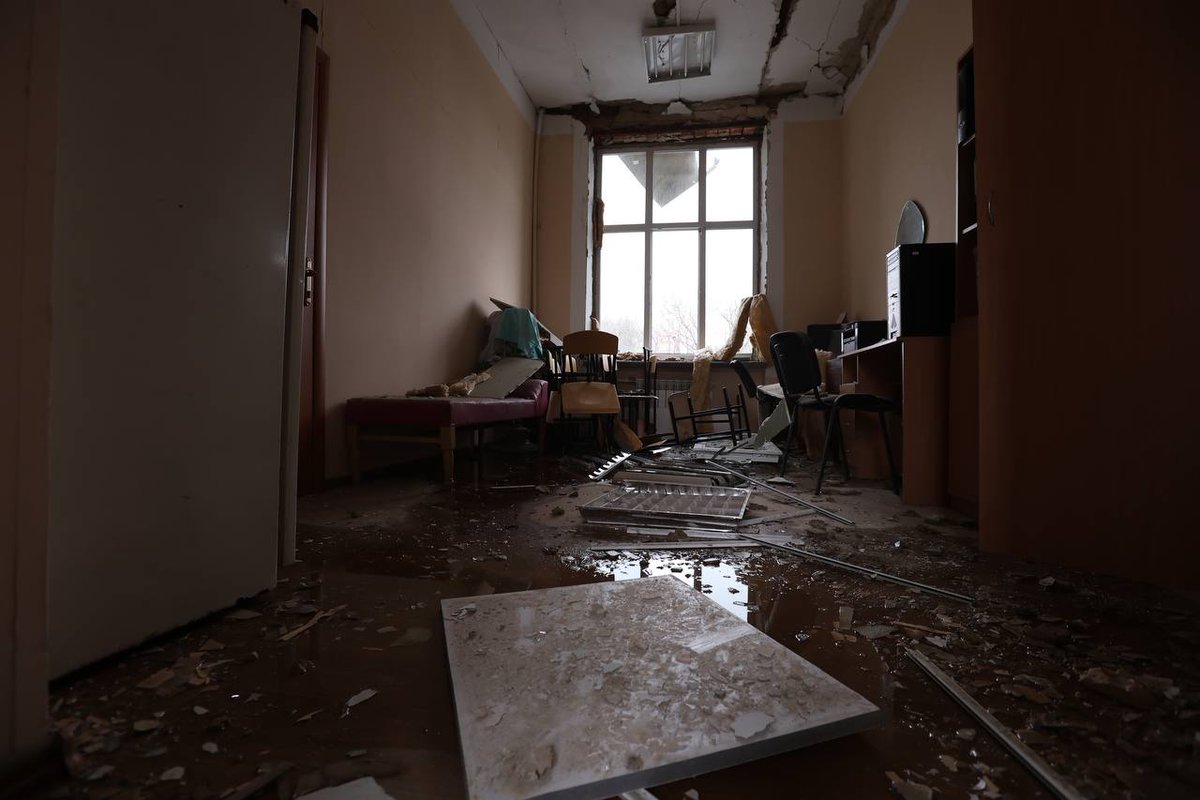 EuromaidanPress's tweet photo. This is how dictator Putin wants Trump's peace on the war in Ukraine.

Russia hit a medical facility in Kharkiv in the early hours of 1 March, leaving seven people injured

📷Kharkiv Governor Oleh Syniehubov https://t.co/jfUlrpPyAI