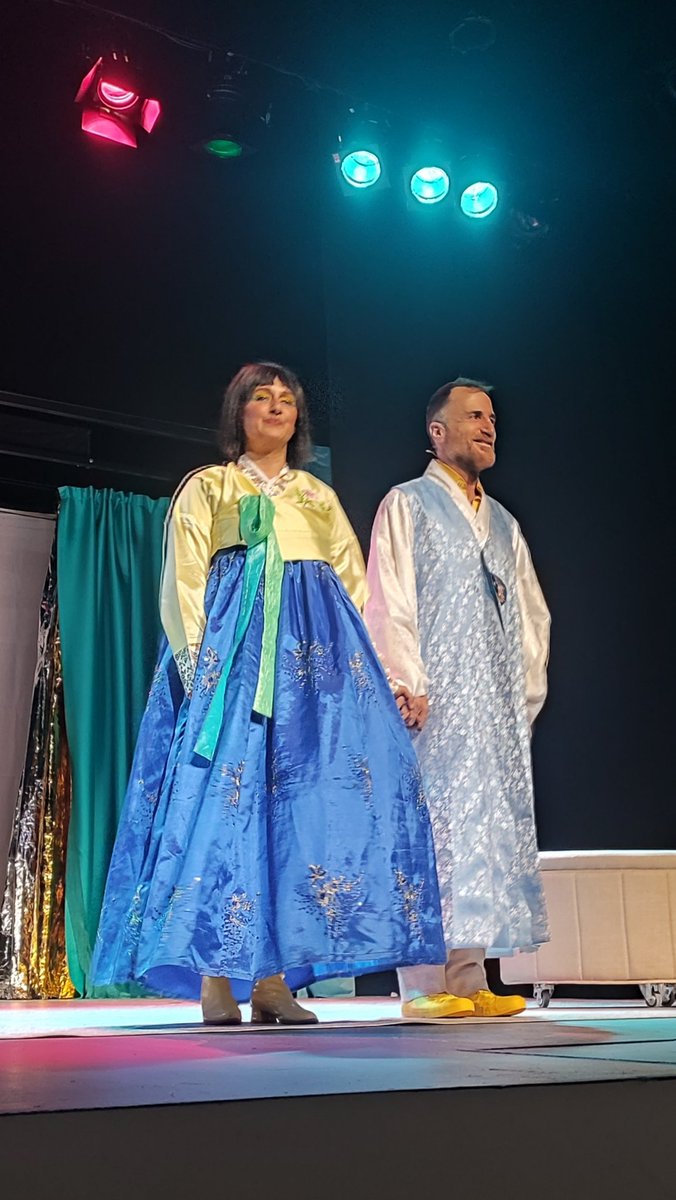 Interesante propuesta, como siempre, de <a href="/losabsur2/">Los Absurdos Teatro</a> , con #Paralelo38. Una historia enclavada en las dos Coreas con una dramaturgia muy curiosa en la que los actores se desdoblan en varios personajes y además actúan como narradores. ¡Fenomenales interpretaciones! <a href="/casa_delasartes/">Casa de las Artes</a>