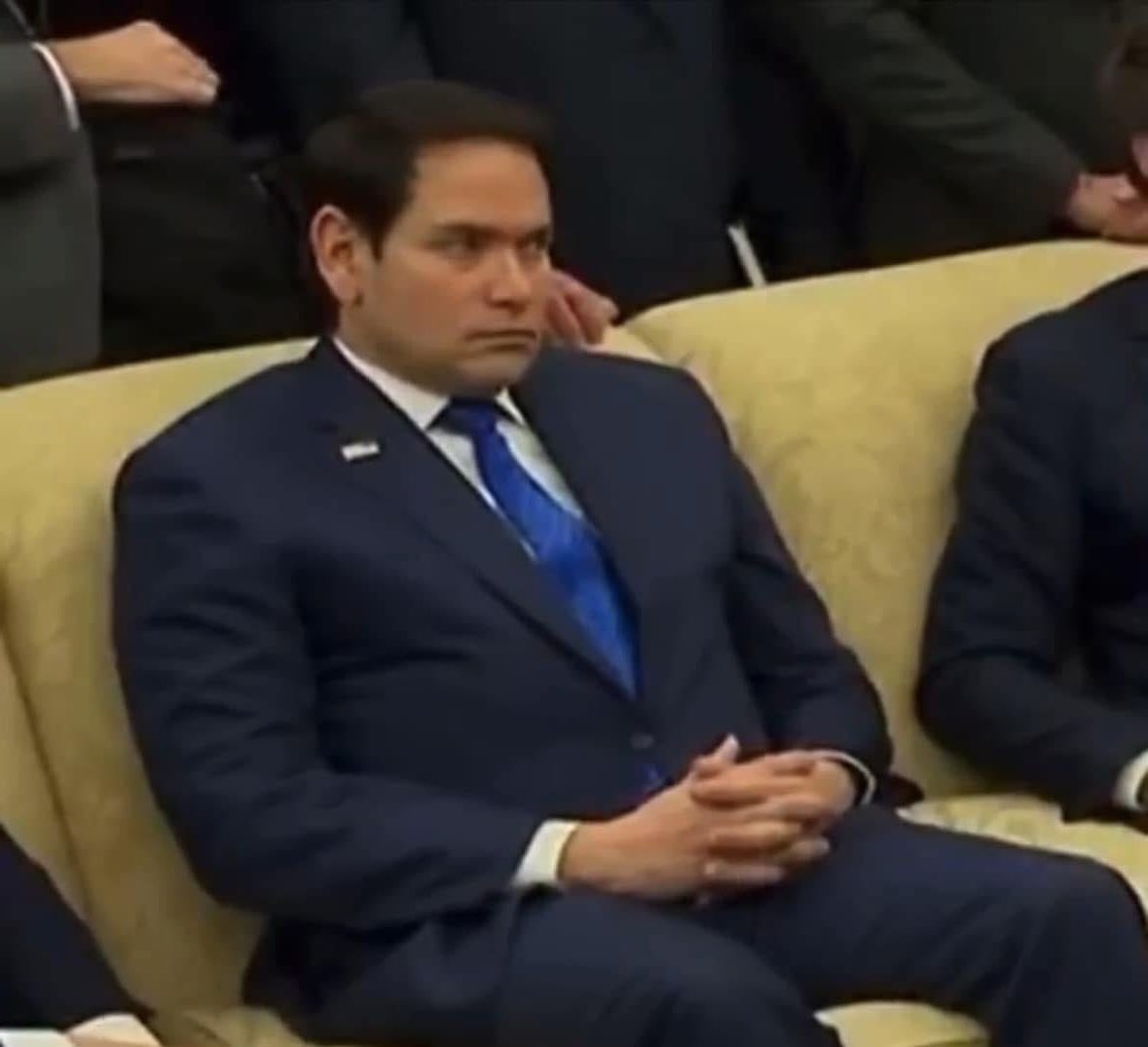 53歲，是個國務卿。

#加油啊不要輸給小物臭濃的傢伙