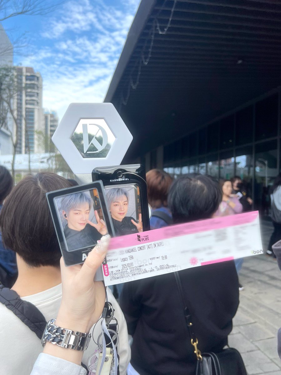 spear7255's tweet photo. KANGDANIEL ACT CONCERT in Taipei🩷
ジャケットにJapanって書いてある🥺💖嬉しい🌸
#강다니엘 #KANGDANIEL #カンダニエル
#KANGDANIEL_ACTinTaipei #KANGDANIEL_ACT https://t.co/y6iNf8wbpK