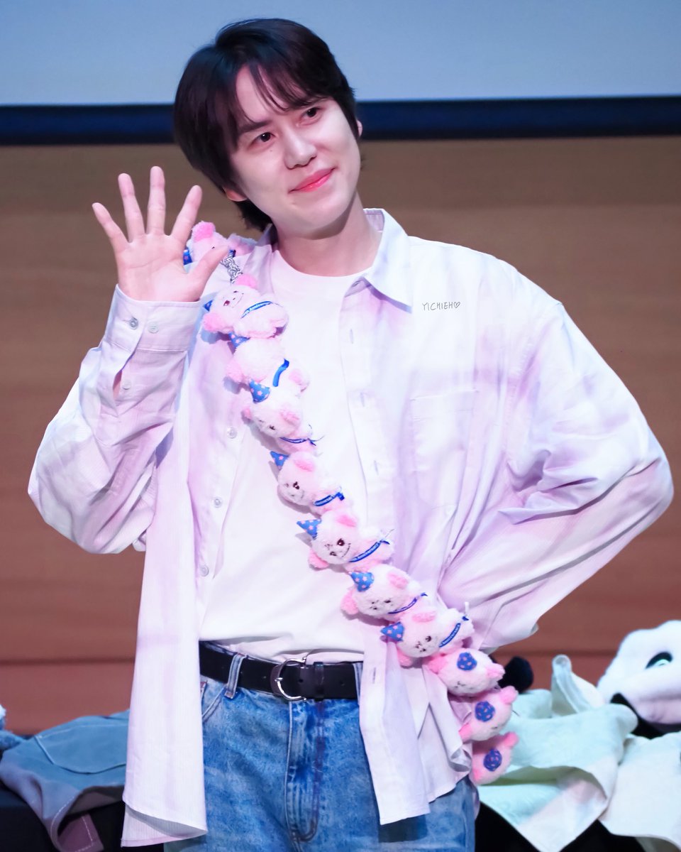 loveclody's tweet photo. 250224 KYUHYUN COLORS FAN SIGN

#圭賢 #KYUHYUN #규현 https://t.co/255qzXTUmc