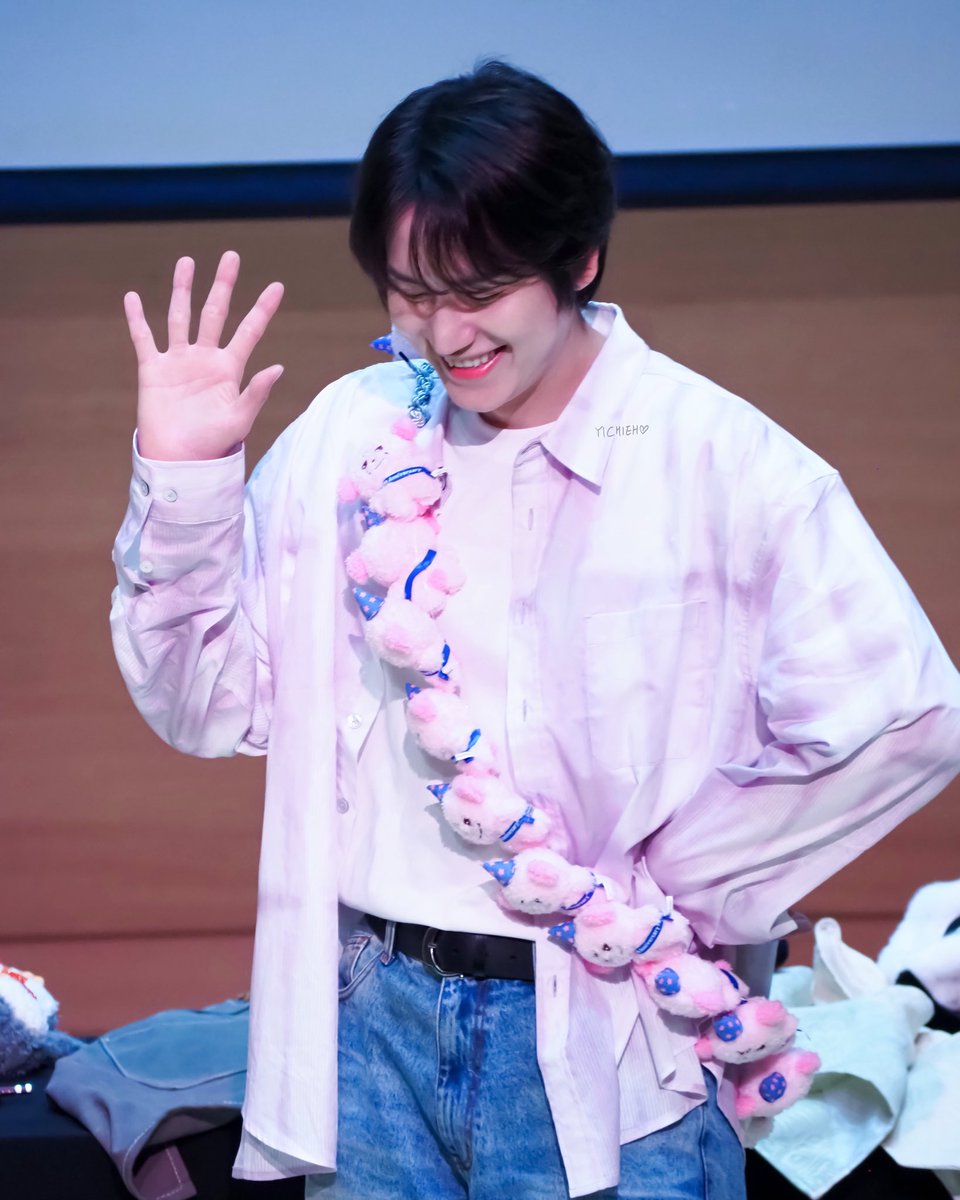 loveclody's tweet photo. 250224 KYUHYUN COLORS FAN SIGN

#圭賢 #KYUHYUN #규현 https://t.co/255qzXTUmc