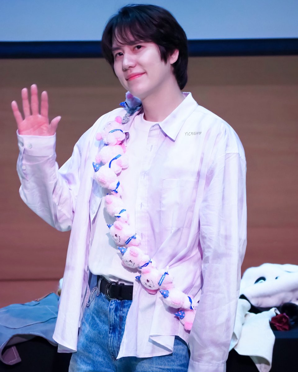 loveclody's tweet photo. 250224 KYUHYUN COLORS FAN SIGN

#圭賢 #KYUHYUN #규현 https://t.co/255qzXTUmc