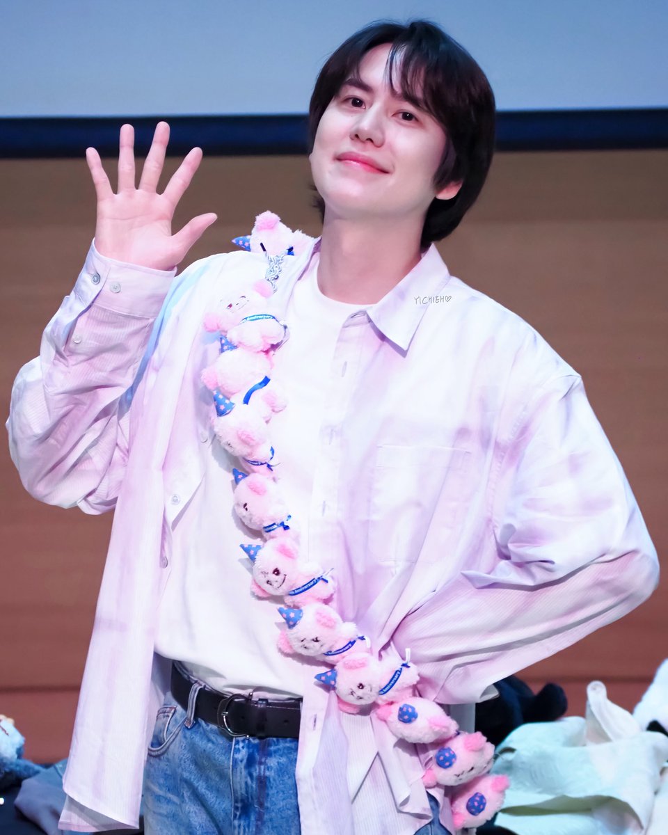 loveclody's tweet photo. 250224 KYUHYUN COLORS FAN SIGN

#圭賢 #KYUHYUN #규현 https://t.co/255qzXTUmc