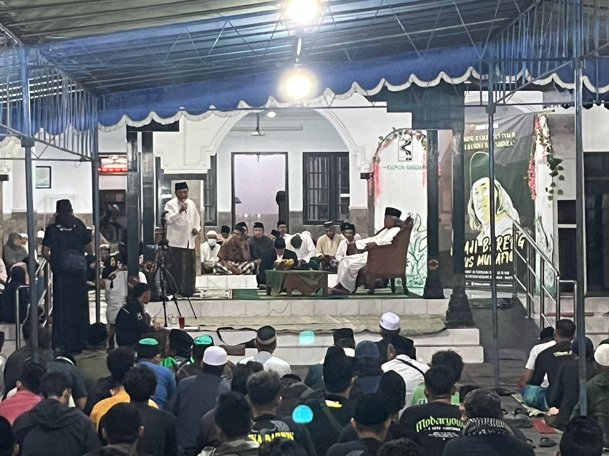 humas_btapan's tweet image. Polsek Banguntapan pengamanan pengajian menyambut bulan Ramadhan 1446 H di Masjid Patok negoro Babadan dengan pembicara Gus Muwafiq. Berlangsung aman tertib. 28/2/2025

#pengajian #gusmuwafiq #masjid #ramadhan