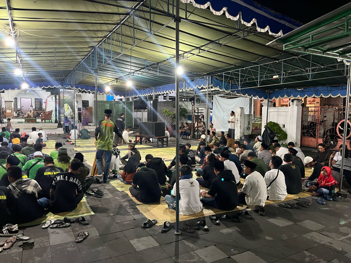 humas_btapan's tweet image. Polsek Banguntapan pengamanan pengajian menyambut bulan Ramadhan 1446 H di Masjid Patok negoro Babadan dengan pembicara Gus Muwafiq. Berlangsung aman tertib. 28/2/2025

#pengajian #gusmuwafiq #masjid #ramadhan