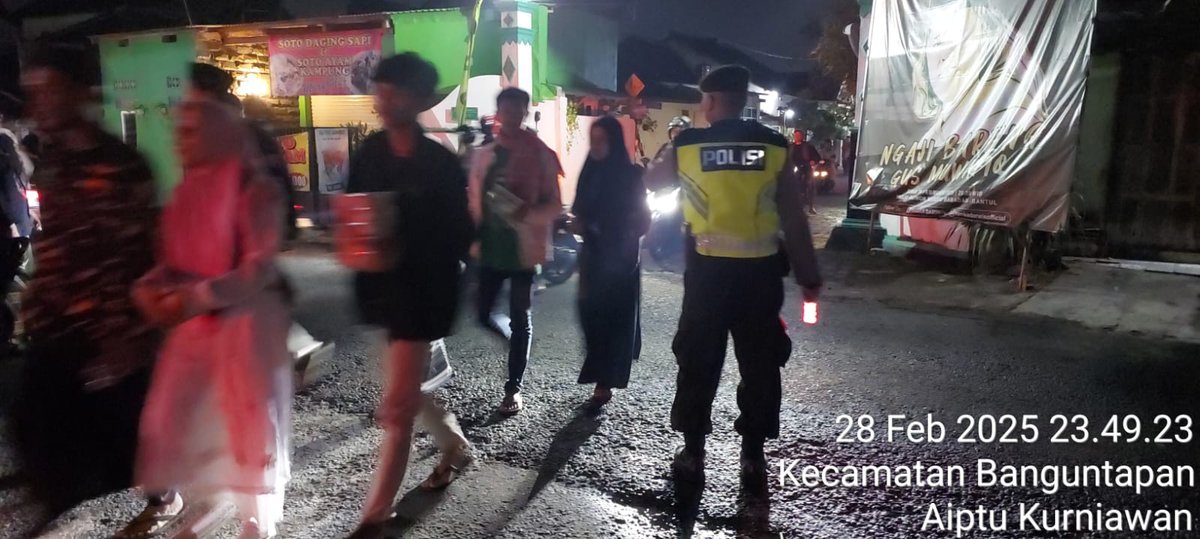 humas_btapan's tweet image. Polsek Banguntapan pengamanan pengajian menyambut bulan Ramadhan 1446 H di Masjid Patok negoro Babadan dengan pembicara Gus Muwafiq. Berlangsung aman tertib. 28/2/2025

#pengajian #gusmuwafiq #masjid #ramadhan