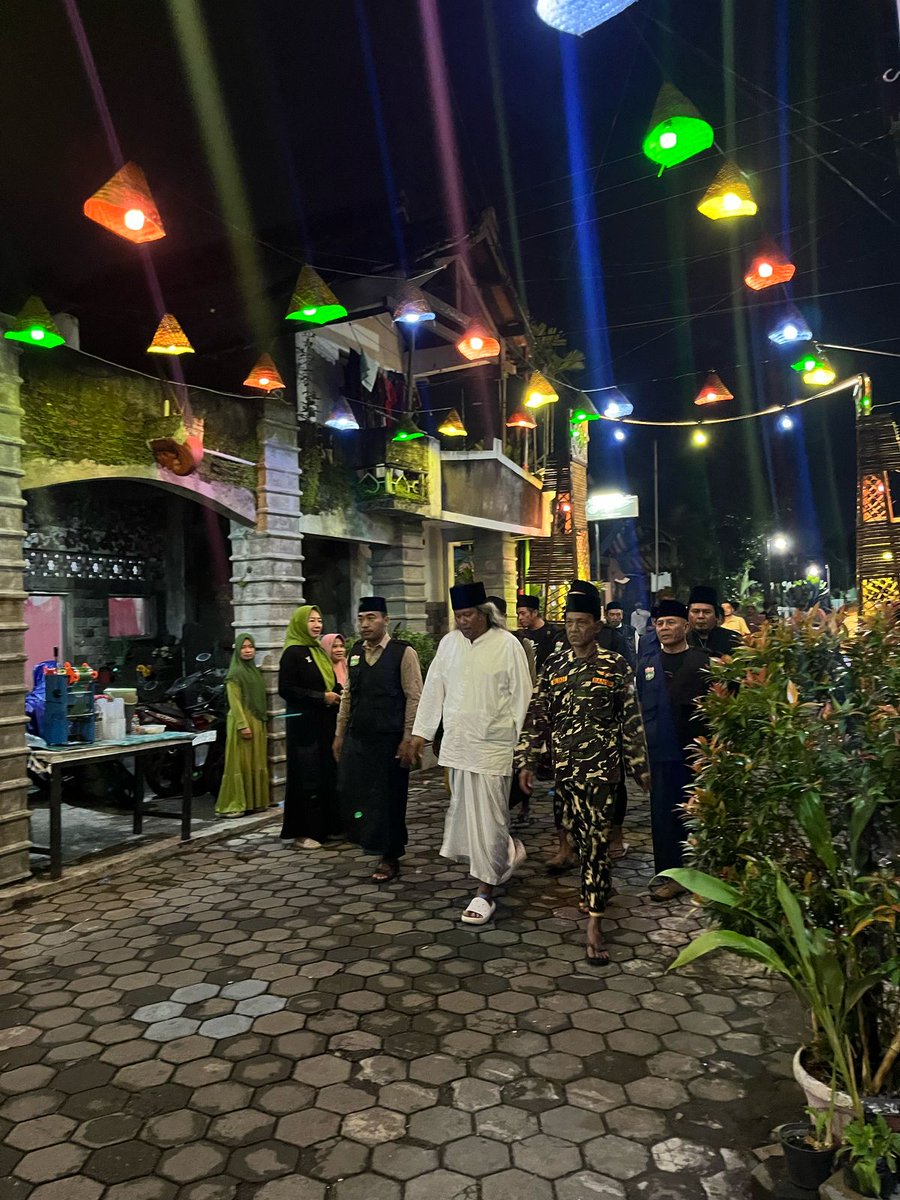 humas_btapan's tweet image. Polsek Banguntapan pengamanan pengajian menyambut bulan Ramadhan 1446 H di Masjid Patok negoro Babadan dengan pembicara Gus Muwafiq. Berlangsung aman tertib. 28/2/2025

#pengajian #gusmuwafiq #masjid #ramadhan