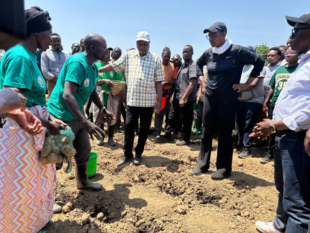 hakpaul1's tweet image. Minisitiri w’Intebe Dr Edouard Ngirente ubu ari  mu karere ka @NgororeroDistr aho arimo gutangiza igihembwe cy’ihinga cya 2025B kuri site ya Merabuye iri mu murenge wa Kabaya. 

#WeForChange