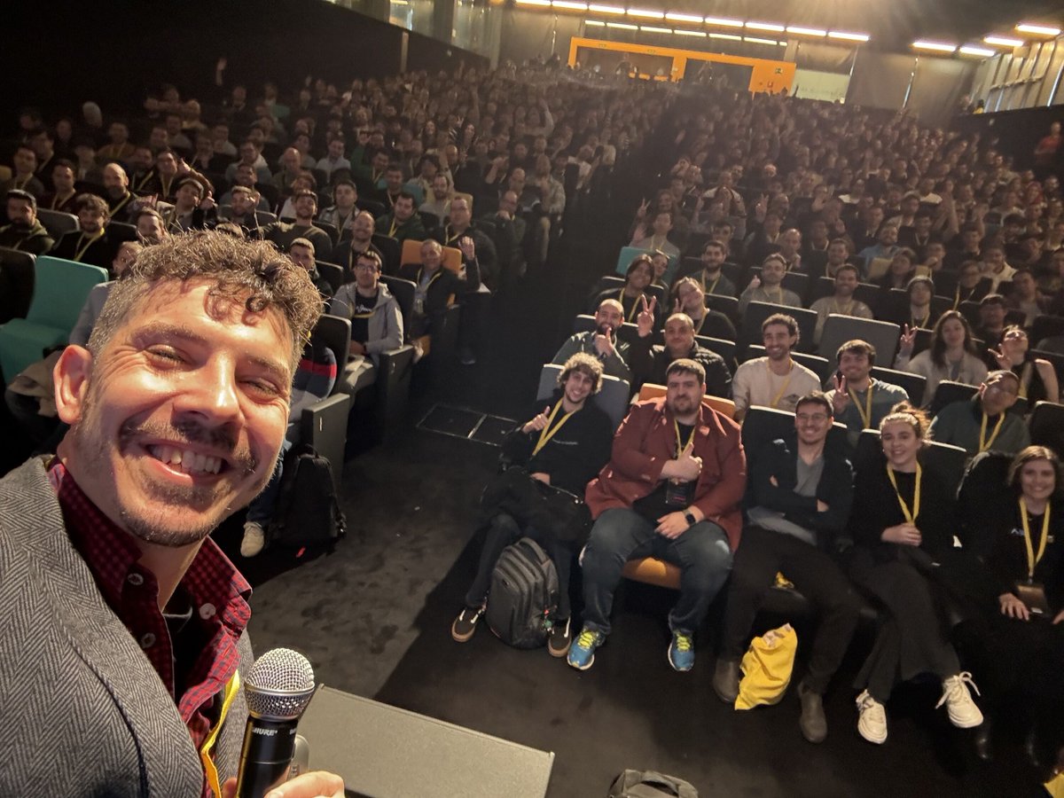 midudev's tweet photo. Qué emoción. ¡Arranca la JSConf! 600 personas, muchas charlas y aprendizajes de JavaScript. Trabajo de meses para este momento. https://t.co/R6hRtt742n