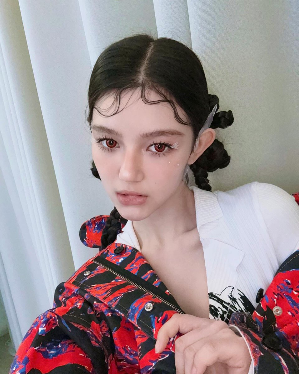 danienjz's tweet photo. I just had to capture this enchanting portrait of myself while daydreaming about bunnies! Looking utmost good, didn’t I? Honestly, confidence really is everything—especially when it’s fueled by my love for bunnies. https://t.co/ug2Yso17QL