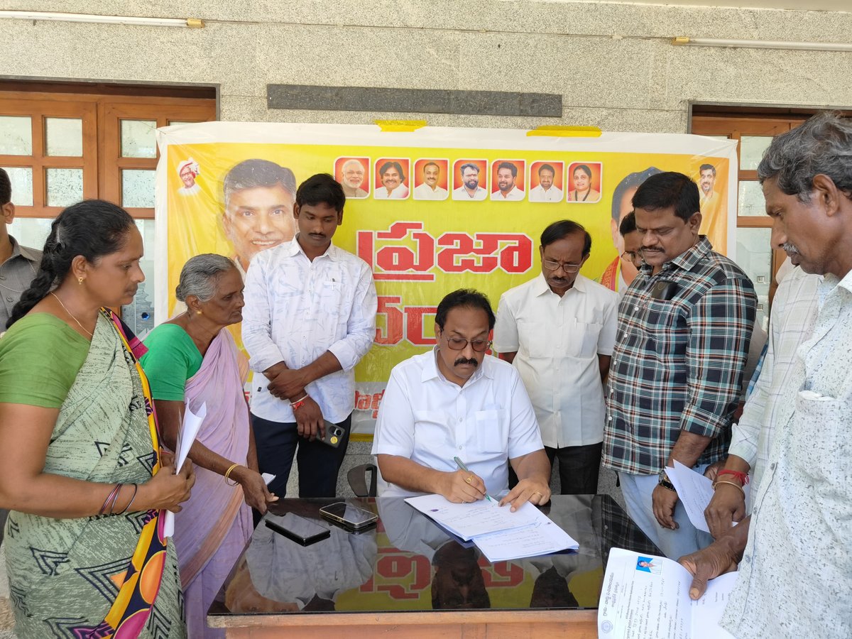 BSatyanandaRao's tweet image. ప్రజా ఫిర్యాదుల స్వీకరణలో భాగంగా కొత్తపేట మండలం వాడపాలెం  కార్యాలయంలో ఈరోజు ప్రజా దర్బార్ నిర్వహించడం జరిగింది. ఈ సందర్భంగా ప్రజల నుంచి వివిధ సమస్యలపై 51 అర్జీలు అందగా.. త్వరలోనే పరిష్కారం చూపిస్తామని హామీ ఇవ్వడంతో పాటు అధికారులకు ఆదేశాలు జారీ చేశాను.

#PrajaDarbar
#PublicIssues…