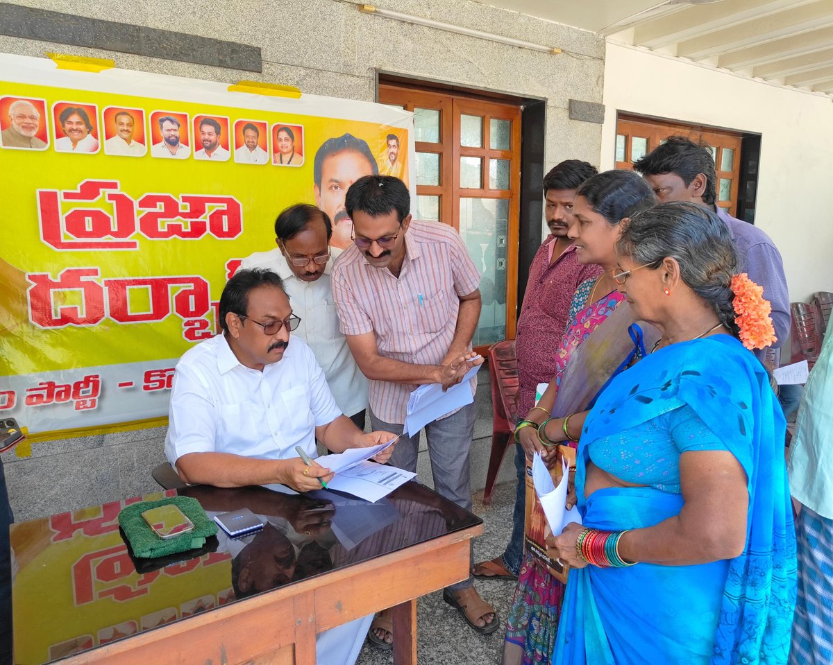 BSatyanandaRao's tweet image. ప్రజా ఫిర్యాదుల స్వీకరణలో భాగంగా కొత్తపేట మండలం వాడపాలెం  కార్యాలయంలో ఈరోజు ప్రజా దర్బార్ నిర్వహించడం జరిగింది. ఈ సందర్భంగా ప్రజల నుంచి వివిధ సమస్యలపై 51 అర్జీలు అందగా.. త్వరలోనే పరిష్కారం చూపిస్తామని హామీ ఇవ్వడంతో పాటు అధికారులకు ఆదేశాలు జారీ చేశాను.

#PrajaDarbar
#PublicIssues…