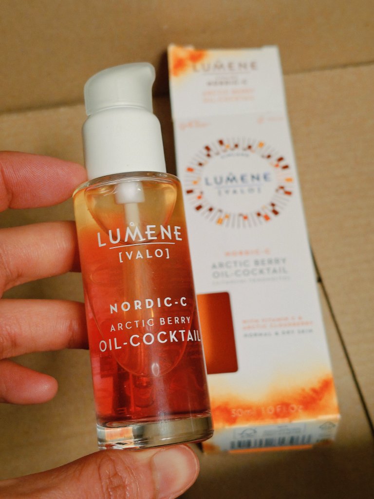 mookesc's tweet image. got this #lumene nordic-c oil cocktail to try since it&apos;s on offer and made in finland—never tried skincare from there before. 

first impression: nice scent and texture