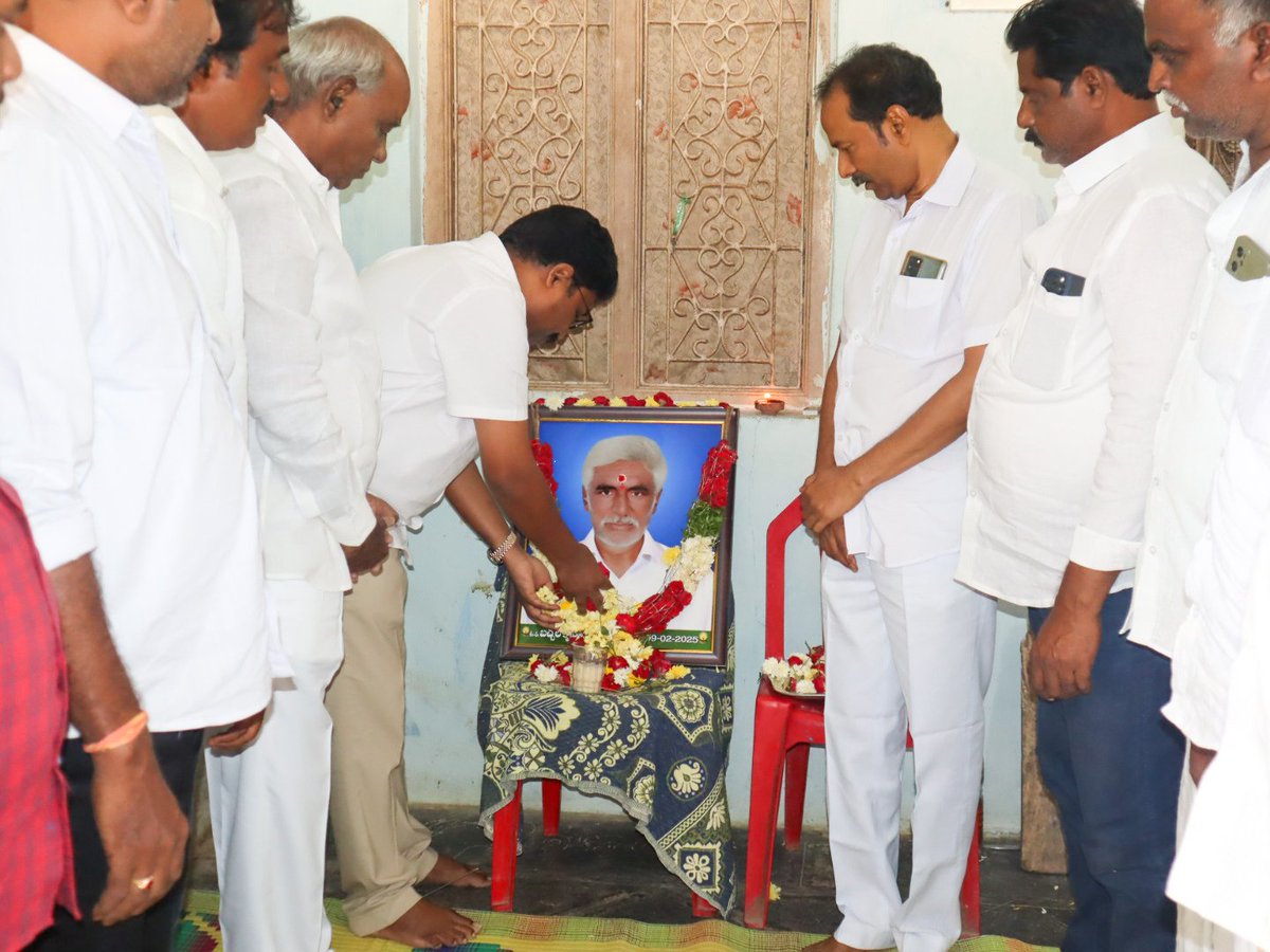 AudimulapSuresh's tweet photo. కొండేపి మండలం మూగచింతల గ్రామంలో వైసిపి నాయకులు బచ్చల కోటు తండ్రి కీ.శే. బచ్చల కృష్ణారావు గారి దశదిన కార్యక్రమంలో పాల్గొని ఆయన చిత్ర పటానికి నివాళులు అర్పించిన మాజీ మంత్రివర్యులు, వైయస్ఆర్ సీపీ PAC సభ్యులు, కొండేపి నియోజకవర్గ ఇంఛార్జి డాక్టర్ ఆదిమూలపు సురేష్ గారు
#PayingTributes https://t.co/WYMBdPpgug