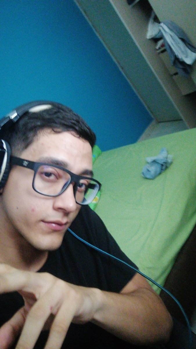 Estará muy mal quedarse hasta las 6am jugando lol? 🥰