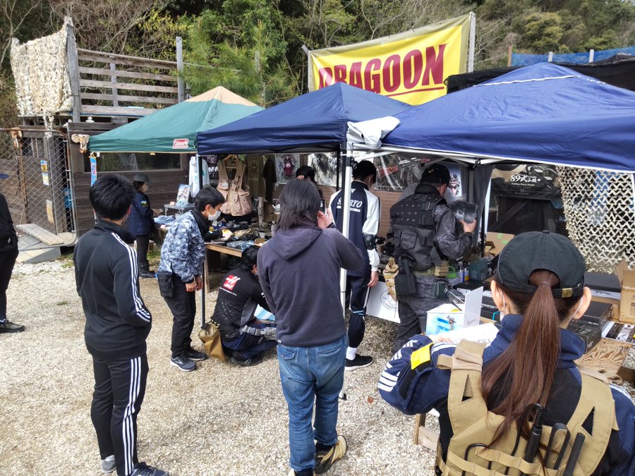 DRAGOON94991894's tweet photo. 《開催情報》
春のイベントSPRING ATTACK ！
今年の詳細が決定！
第１弾４/１９(土)２０(日)
DRAGOON マーケット
サバゲー&amp;物販のお馴染みマーケットイベント、今回はお買い物のみの来場者様にも臨時駐車場を準備！
１９日(土)は自衛隊鹿児島地方協力本部@kagoshima_pcoもやってきます！
↓続く https://t.co/YKJj6iWF0t