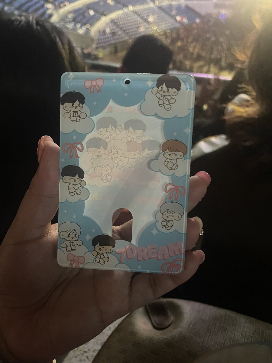 shelteredpusa's tweet image. lost n found!! niki buzz tour in manila

7dream pc holder, there’s no pc inside na 🙁 nahulog sa may stairs sa genad area! dm me plz i’m here lang sa may ga!