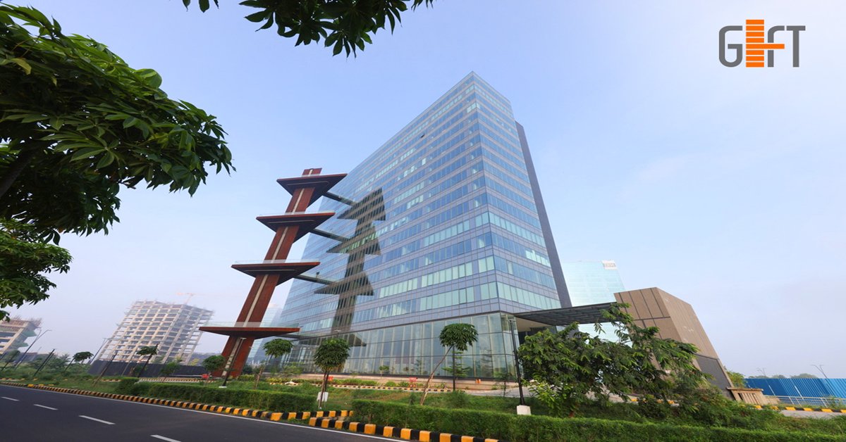 GIFTCity_'s tweet image. #Urbanization isn’t just about expansion—it’s about #innovation. As India’s first greenfield #smartcity, #GIFTCity sets new standards in #sustainable urban development with automated #wastemanagement, a centralized #utilitytunnel, and eco-friendly #infrastructure. Designed for…