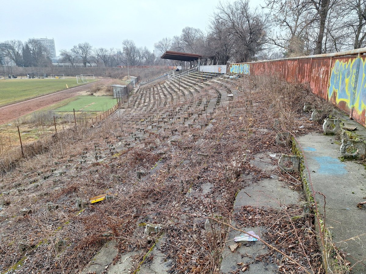 niek92jansen's tweet photo. Rakovski Stadium, Sofia 📍🇧🇬
Amazing lost ground 🏟️⚽️
#Sofia #Rakovski #RakovskiStadium #stadium #Bulgaria #lostground #terraces #football #groundhopping #groundhoppen https://t.co/CConb4erlB