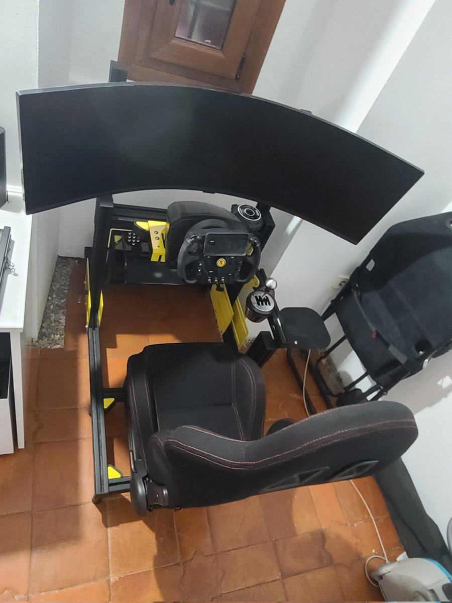 Bueno... pues casi estaría, como bien ha dicho mi amigo Pepe... le ha costado menos tiempo a iRacing sacar la lluvia... 😅