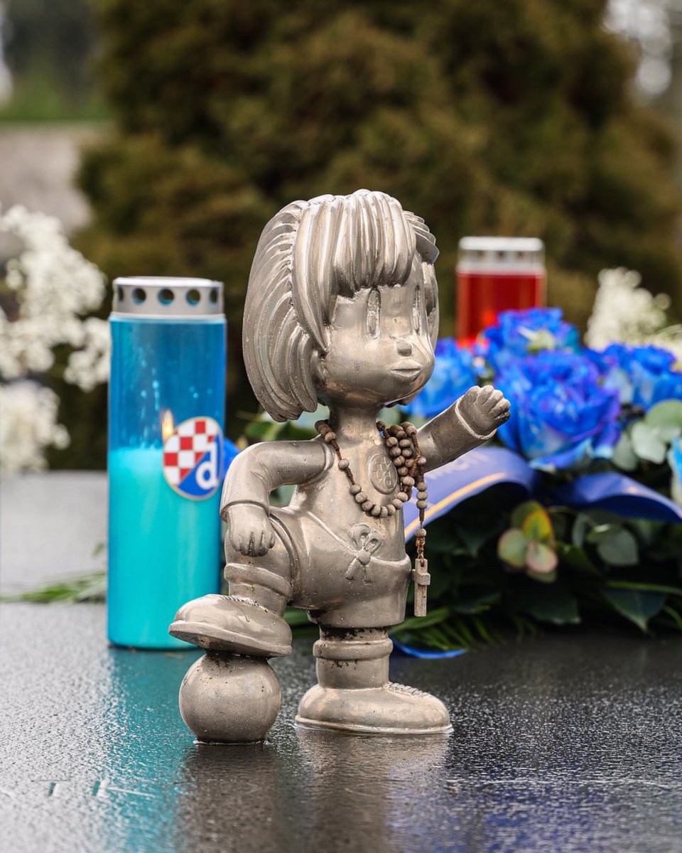 gnkdinamo's tweet photo. Obilježili smo četiri duge i tužne godine otkako nas je zauvijek napustio naš znameniti plavi napadač, trener, a ponajprije prijatelj, Zlatko Cico Kranjčar 💙

Na posljednjem počivalištu našega „plavog devet“, u Aleji velikana na zagrebačkom Mirogoju, počast su odali predsjednik kluba Velimir Zajec, dopredsjednik Dubravko Skender te dvojica predstavnika njegove generacije iz maksimirskih dana – Stjepan Deverić i Marko Mlinarić 🕯️

Dragi naš Cico, neka Ti je vječna slava i hvala! 🕊️