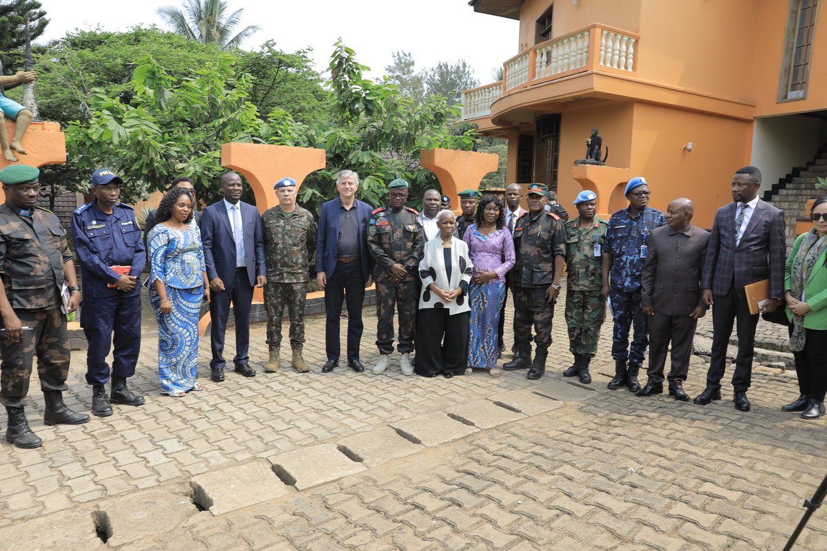 À Beni, <a href="/Lacroix_UN/">Jean-Pierre Lacroix</a> a eu une séance de travail avec le Général-Major Évariste Kakule Somo, nouveau Gouverneur provincial du #NordKivu, basé dans la ville. Le Général a présenté la situation sécuritaire marquée par l’occupation de l’AFC/M23 sur 4 des 6 territoires de la province.