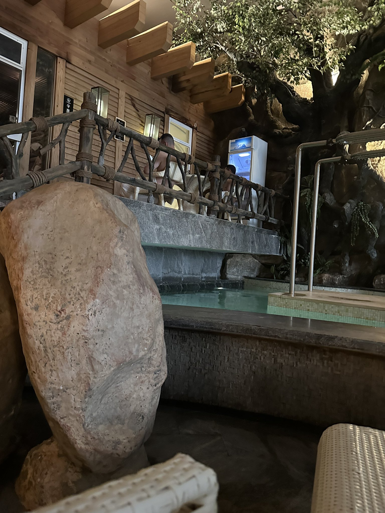 YNeel on X: 来这里搓澡顺便看看里面的互摸胜地（桑拿房）。中年人为主，看到有自己来且年轻的，大几率是gay了，哈哈哈，进一步可以约去全封闭的厕所。  总结：喜欢中年，喜欢泡澡，喜欢高效释放，可以来这。缺点是，自助餐不好吃，所以我吃完肉棒就回家了。 佛山据点