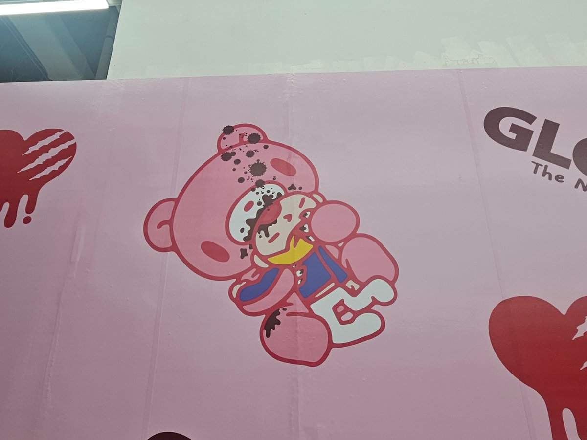 코엑스 A홀 쪽에서 글루미베어 팝업이 3/28까지......

저는 뭔지 몰랏는데 지인분이 한국에서 이거 팝업한단 걸 신기해해서 찾아보니까
키워준 주인을 공격하는 크리피. 곰 이야기라고 함 (입과 손에 묻은 피가 주인 꺼)