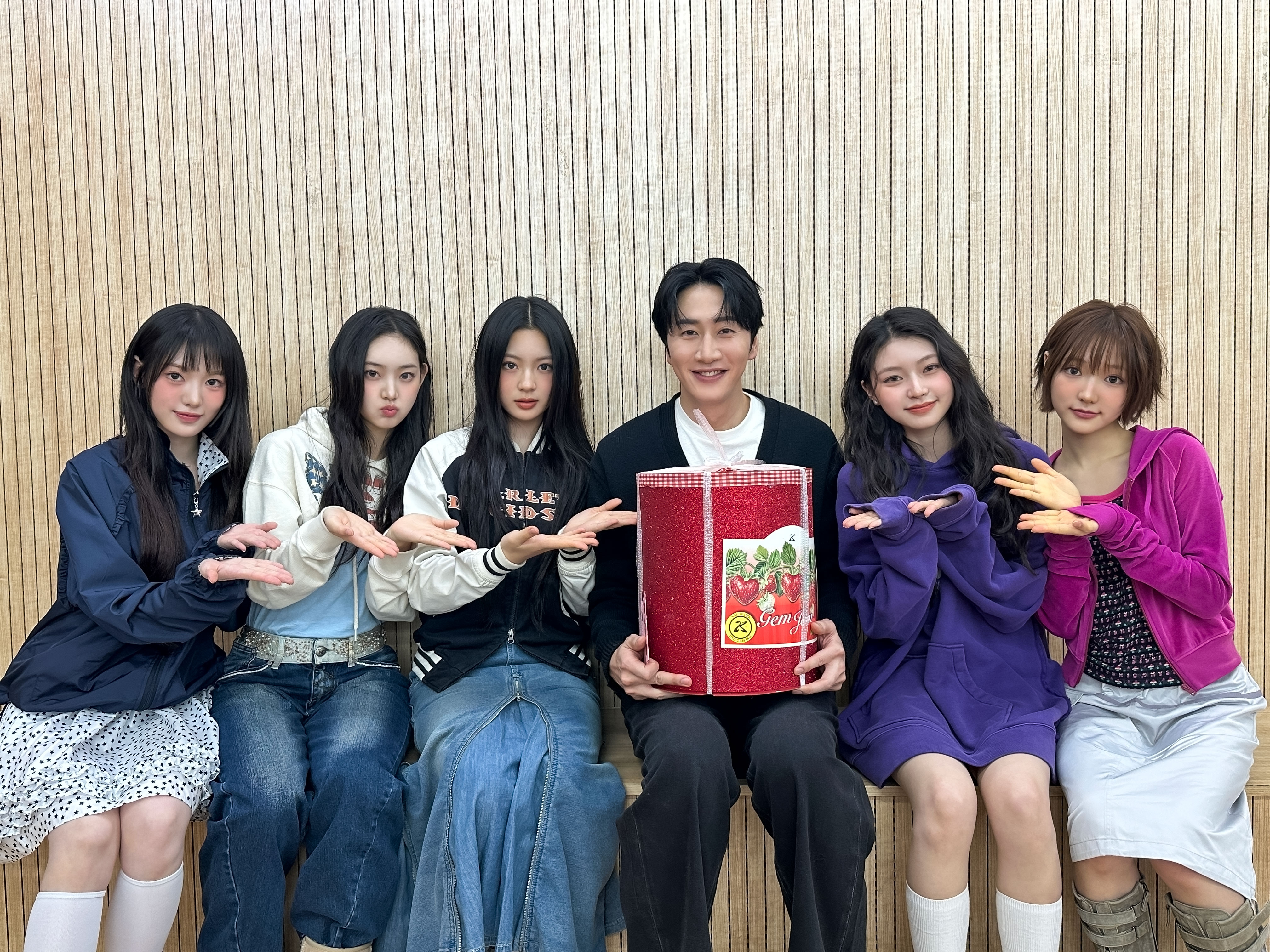 Gk8rYCAXIAALg69?format=jpg&name=4096x4096