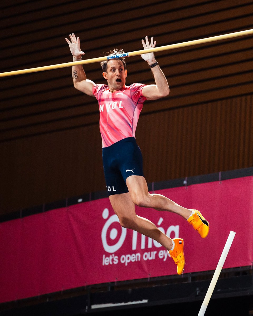 FFAthletisme's tweet photo. 🤩 Soirée historique à Clermont-Ferrand !

🇨🇵 Renaud Lavillenie, Thibaut Collet et Baptiste Thiery ont franchi 5,91 m vendredi lors du @AllStarPerche, organisé par le champion olympique 2012 !

🤯 Jamais trois Français n’avaient réussi une telle prouesse lors d'un même concours.

💥 Un moment inoubliable, porté au sommet par le record du monde établi quelques instants plus tard par 🇸🇪 Mondo Duplantis avec 6,27 m !