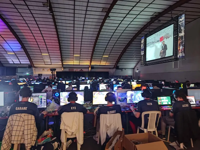 zennit_gaming's tweet photo. 🔥 Nouvelle journée, même mission : tout gagner ! @FoMLan
Après un départ en force hier, notre team ACA est de retour sur la #Fragomatic pour enchaîner les wins ! 💪
Pour suivre le weekend, rdv chez @Tsunazz1 pour les points "news FOM"
#ZNTacaWIN https://t.co/2ZIa8droK2