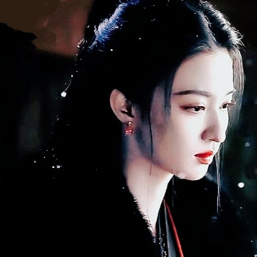 <a href="/ANQICOMMUNITY/">【 安褀 ᴄᴏᴍᴍᴜɴɪᴛʏ​ 】</a> ⠀⠀⠀⠀⠀⠀   
ชื่อตัวละคร : แซ่กู้ (顾) นาม ม่านอวี่ (曼钰)
เมจ :  wa-ng ch-u ran
ตำแหน่ง : หนึ่งในเก้าพระสนม
ยศ : เจาอี๋
ประวัติโดยสังเขป : หญิงสามัญที่ไม่ได้โดดเด่นด้านใดเป็นพิเศษ — ก้าวเข้าวังหลังด้วยการถูกคัดเลือกและค่อย ๆ ก้าวทีละขั้นจากความธรรมดาของตนที่หาได้ยากในวัง