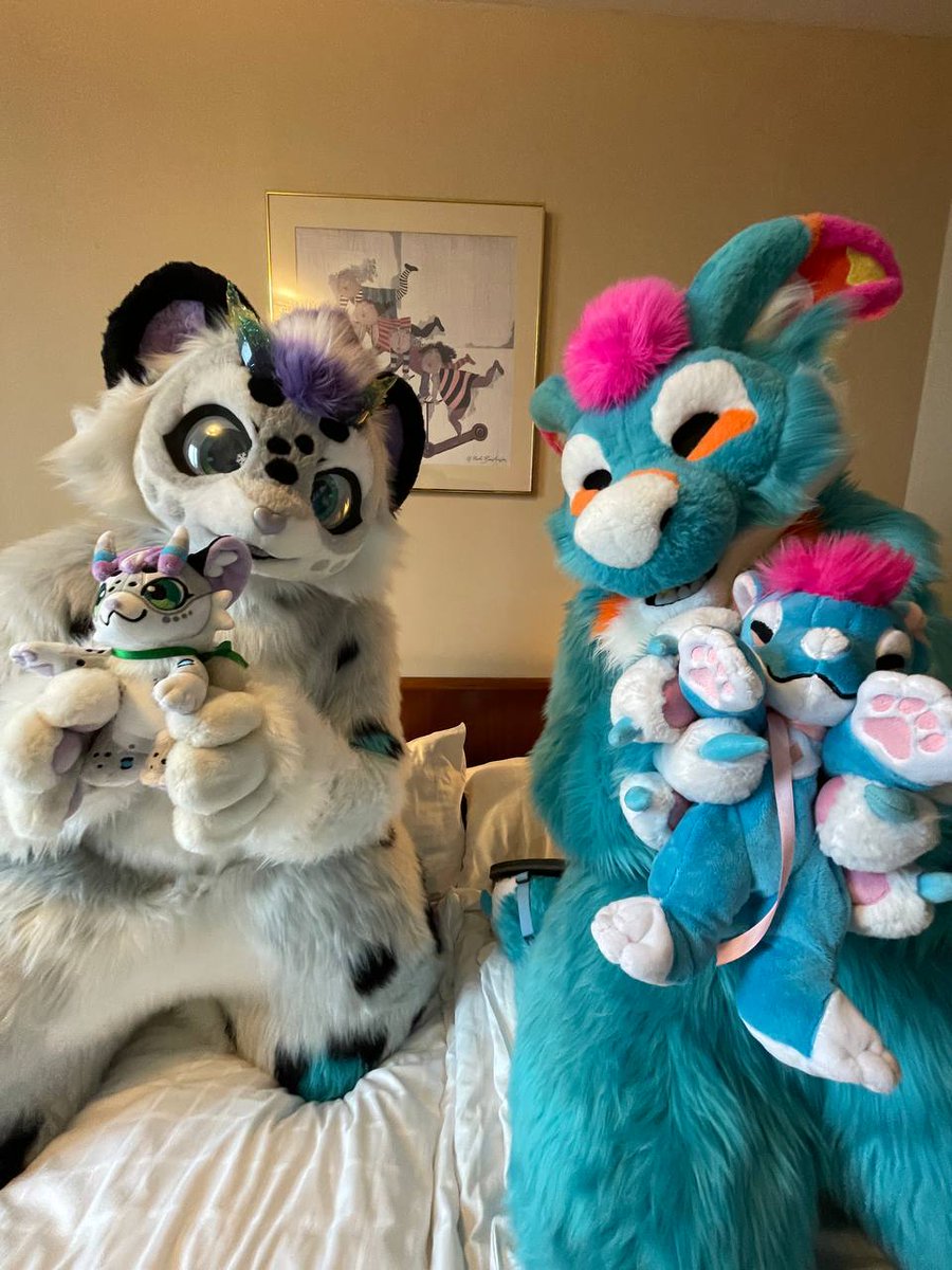 Citron_TheManoKit (@citronthesharky) on Twitter photo To commemorate our 1rst anniversary and my first furry convention we got mini-me's 😭😍.
Both plushie makers were amazing.
For <a href="/Loom_cat/">Loom 🔜 EF 2025 ❤️</a> we chose <a href="/Z_CUBE_/">ざん-Zan-</a> (with a skeleton inside) 😍
For me, we chose <a href="/KitsewStudio/">Kitsew Studio, Sewing time!🪡🧵</a>
For cuddly and she surprised me with lots glowing thread 😭 To commemorate our 1rst anniversary and my first furry convention we got mini-me's 😭😍.
Both plushie makers were amazing.
For <a href="/Loom_cat/">Loom 🔜 EF 2025 ❤️</a> we chose <a href="/Z_CUBE_/">ざん-Zan-</a> (with a skeleton inside) 😍
For me, we chose <a href="/KitsewStudio/">Kitsew Studio, Sewing time!🪡🧵</a>
For cuddly and she surprised me with lots glowing thread 😭