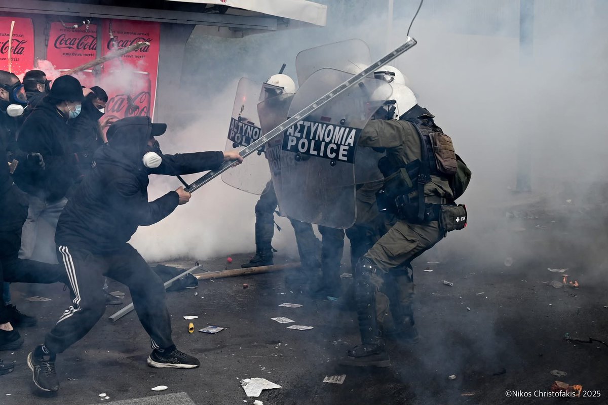 Footage of #protesters clashing with police forces after the end of the rally to mark the two years since the train crash in #Tempi. Greece-#Athens 
#τεμπη