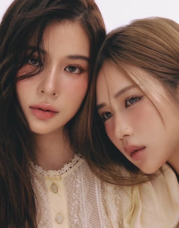 Thaiglplsmass's tweet image. แกกกก ซีรีส์ GL นำแสดงโดย #เจนเก้า !?  
ข้อมูลจาก thai.film/velcurve

เก้า สุภัสสราและเจน เมธิกา (เจนเย่) 
ทีวีซีรีส์แนวโรแมนติกดราม่าคอมเมดี้ 

เนื้อความ :

เรื่องราวของสถาปนิกสาว 2 คนที่ครั้งหนึ่งเคยรักกัน แต่เมื่อมีคนพบว่าอีกฝ่ายขโมยผลงานของเธอเพื่อใช้ในการแข่งขัน…