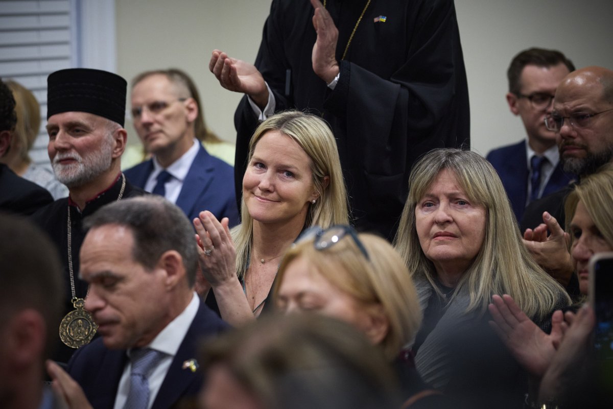 ZelenskyyUa's tweet image. I visited Ukraine House in Washington where I met with the Ukrainian community.

It is crucial for us that Ukraine&apos;s voice continues to be heard and that no one forgets about it—both during the war and after. People in Ukraine must know that they are not alone, and that their…