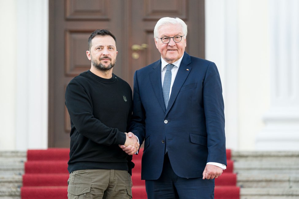 Lieber Wolodymyr, Deutschland steht uneingeschränkt an eurer Seite. 
Wir werden weiterhin Waffen liefern und euren Wiederaufbau finanzieren. 
Das gehört zu unserer historischen Schuld.
#Trump kriegt keinen Keil zwischen uns, nicht mal ein Blatt Papier. Wir stehen zusammen!