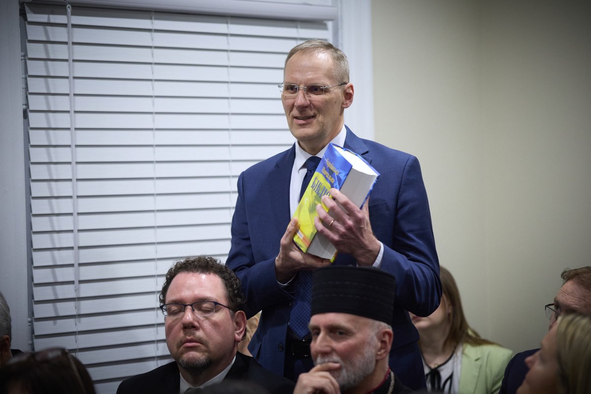 ZelenskyyUa's tweet image. I visited Ukraine House in Washington where I met with the Ukrainian community.

It is crucial for us that Ukraine&apos;s voice continues to be heard and that no one forgets about it—both during the war and after. People in Ukraine must know that they are not alone, and that their…