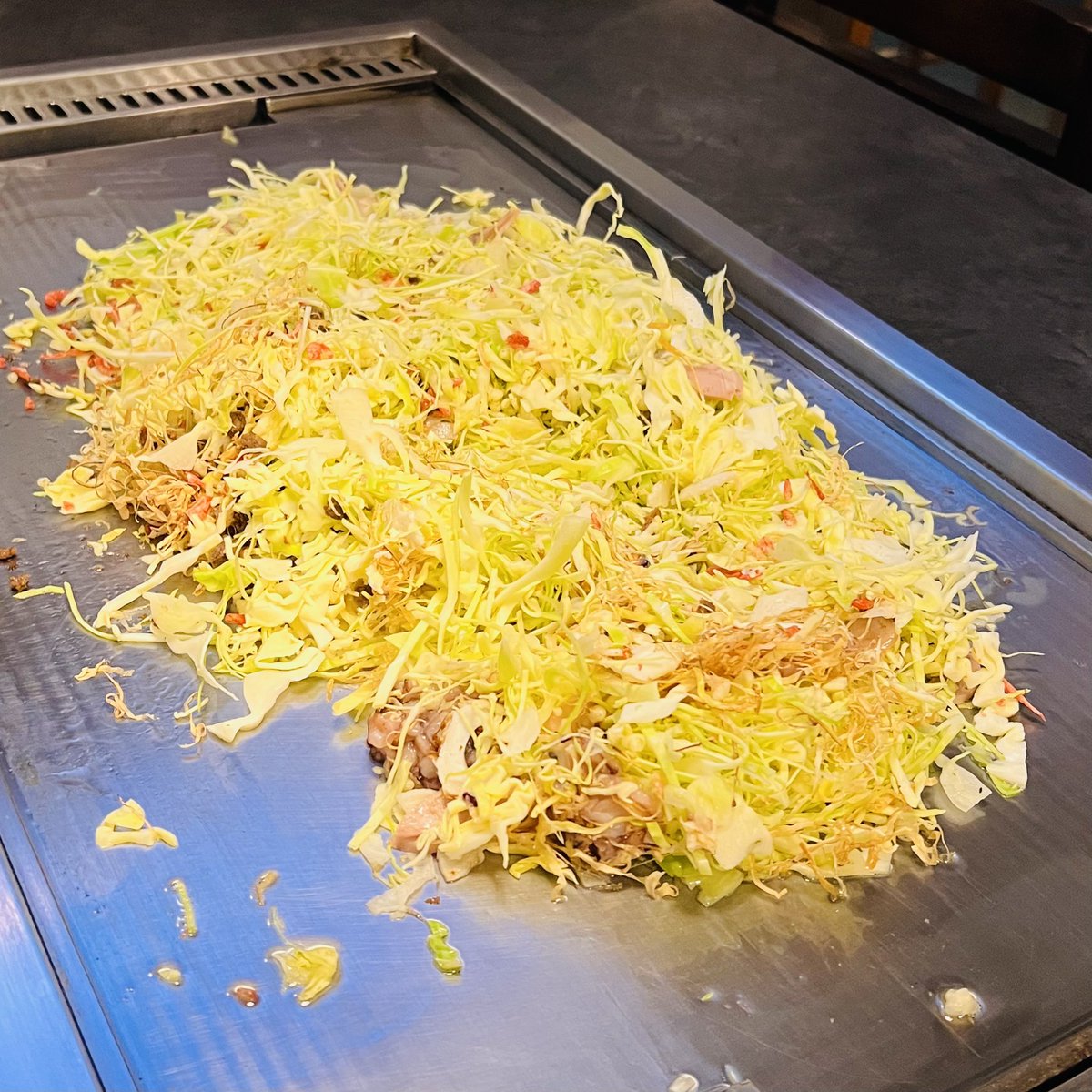 アルバイトスタッフTです🙌

「えっ⁉︎ もんじゃがコロッケに⁉︎」
そんな驚きとともに、一口食べた瞬間… 
サクッ！トロ～ッ！ もう、止まりません！🤤
もんじゃを1度鉄板で焼いてからコロッケにしています☝️

#浅草MJ の新名物として話題沸騰中！

#不動前グルメ #不動前駅 #鉄板焼き #もんじゃ