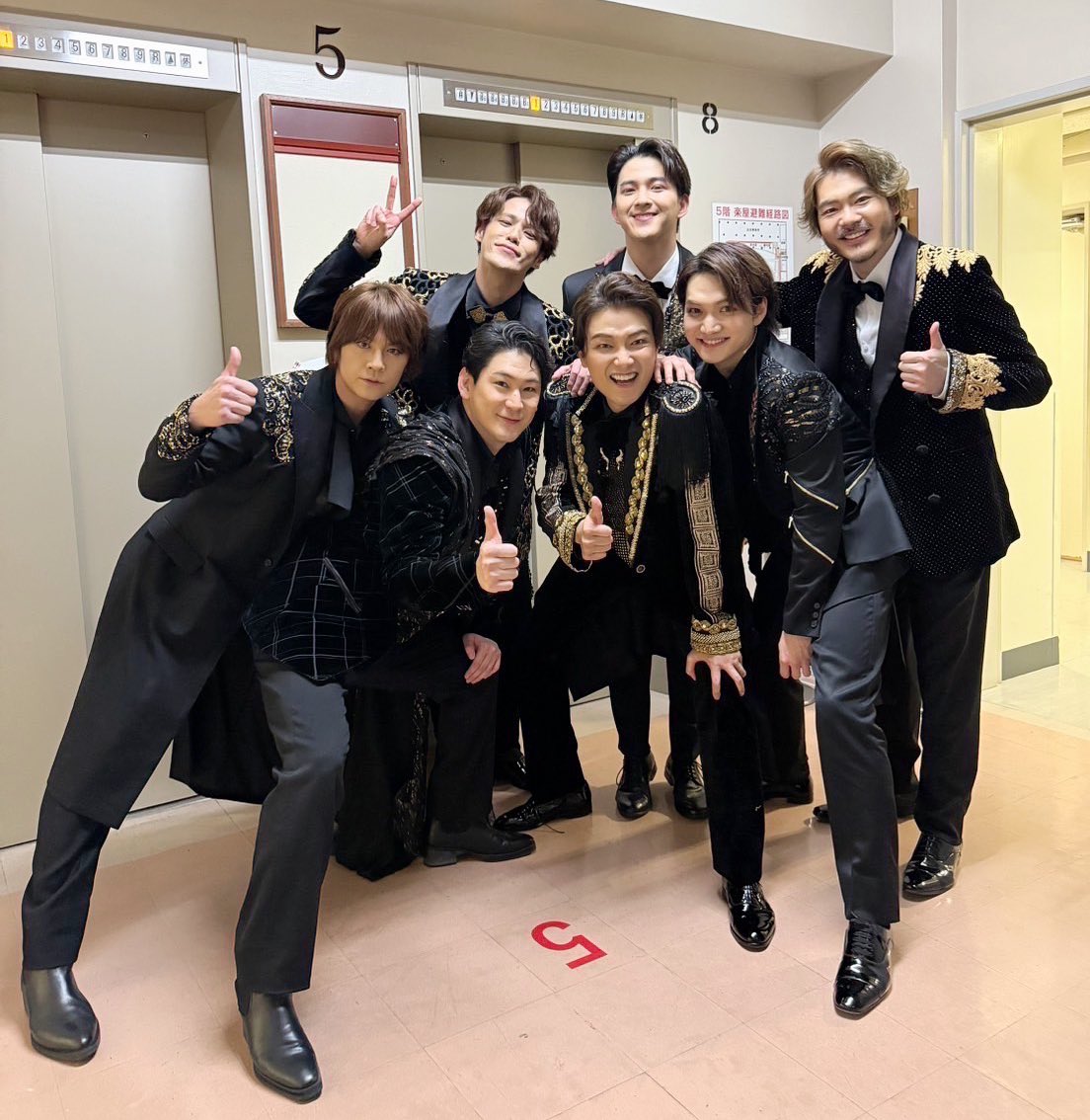 V_T_Sato's tweet photo. 帝劇コンサート
「THE BEST」

そして！！
我らが芳雄さん♪

稽古場から芳雄さんが優しく見守ってくれたお陰で、和気あいあいと楽しく頑張ることができました！！

歌にトークにフル回転！！
芳雄さんの「僕こそミュージック」
大好きです♪
どれだけCDで聴いて
この帝劇に憧れてきたことか！

芳雄さん大好きだぁぁ！！
本当にありがとうございました！！

#井上芳雄
#浦井健治
#宮野真守マモマモ
#小野田龍之介
#甲斐翔真
#三浦宏規
#佐藤隆紀
#帝劇コン